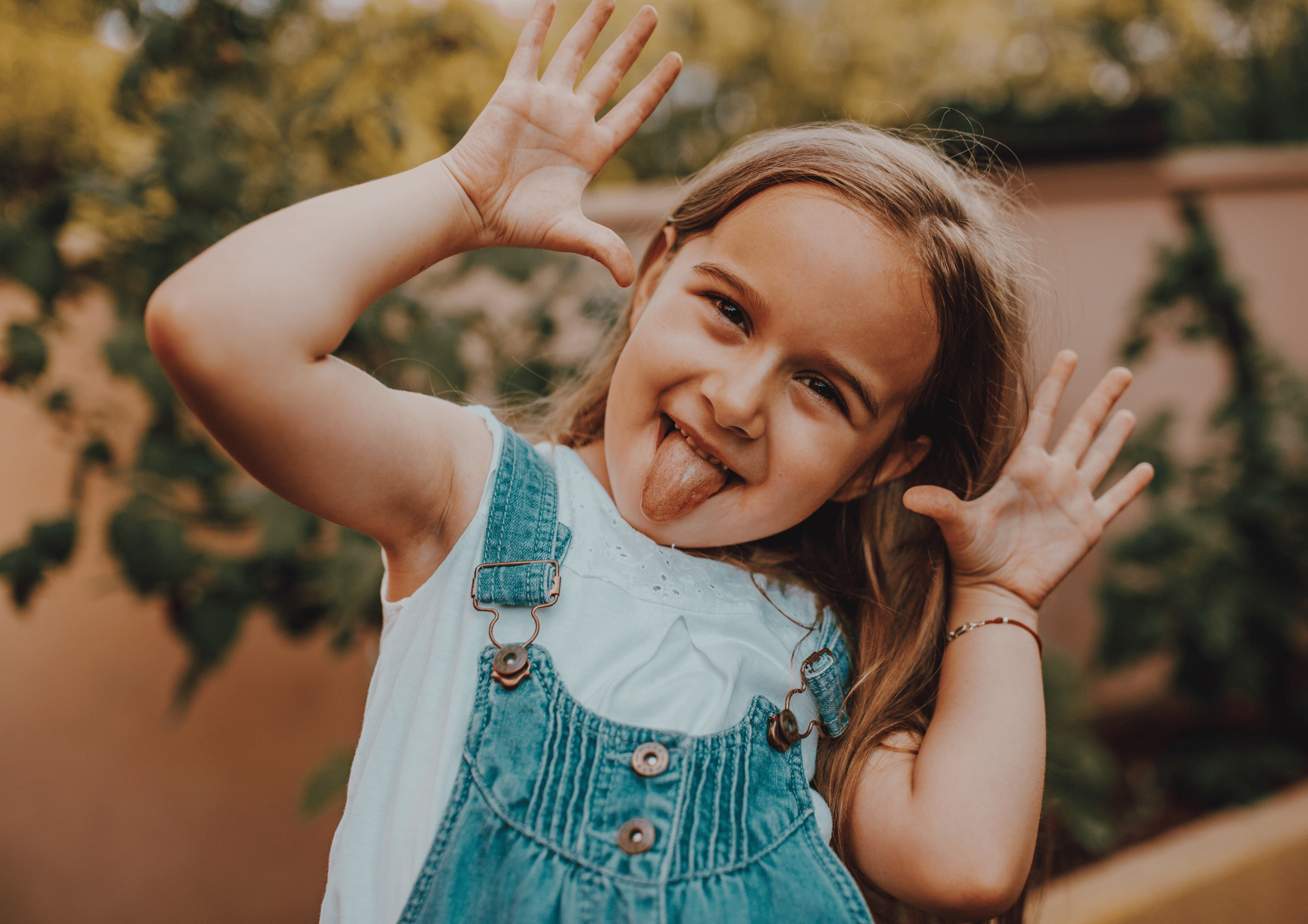 Enfants heureux pendant une activité aux Enfants Terribles